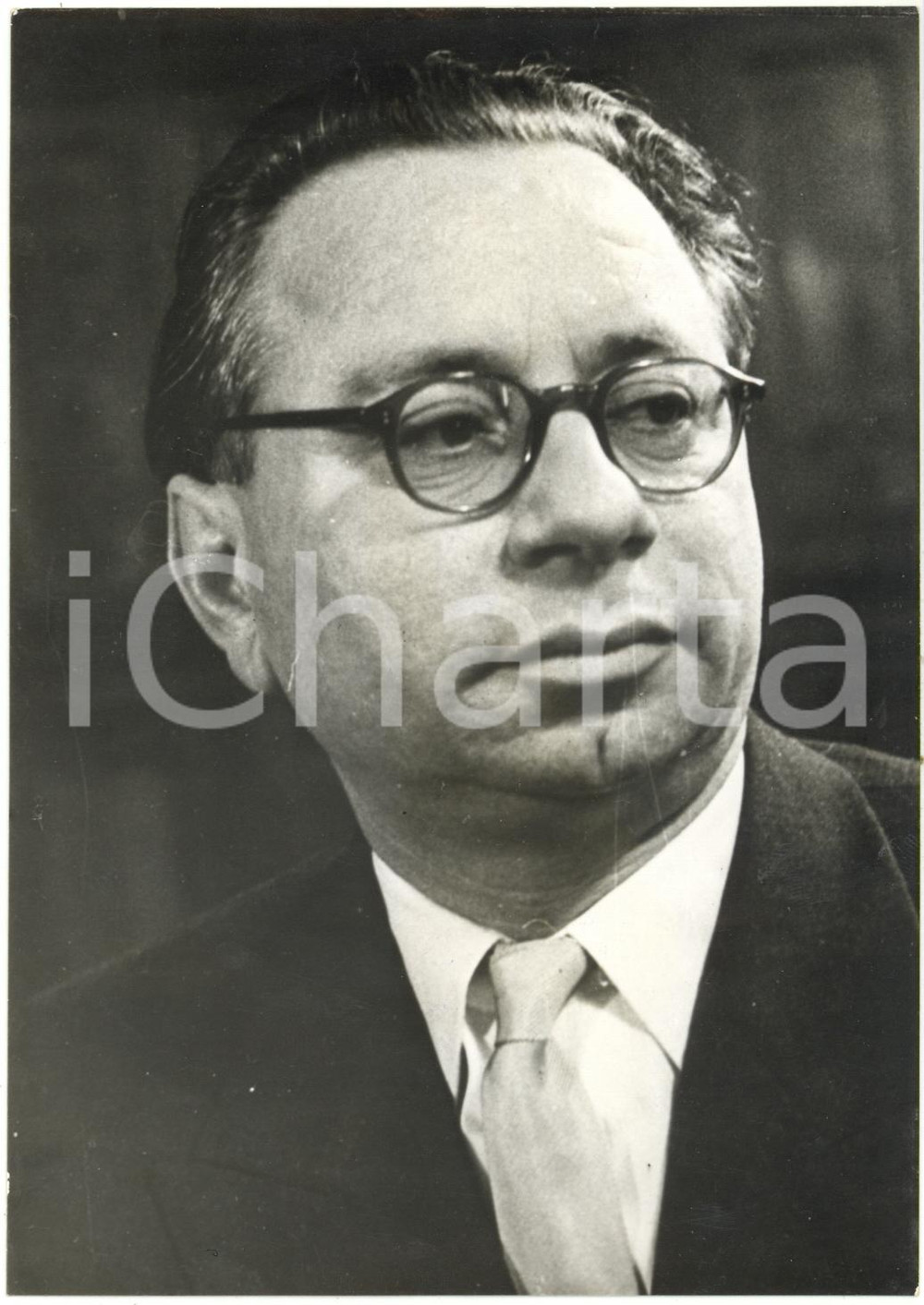 1957 BUDAPEST - Gyula KÁLLAI - Ritratto del ministro della cultura ungherese   Fotografia d'epoca con didascalia coeva al verso.    CONDIZIONI: FAIR (varie ondulature e difetti di stampa) FORMATO: 13x18 cm      originale e autentica 1