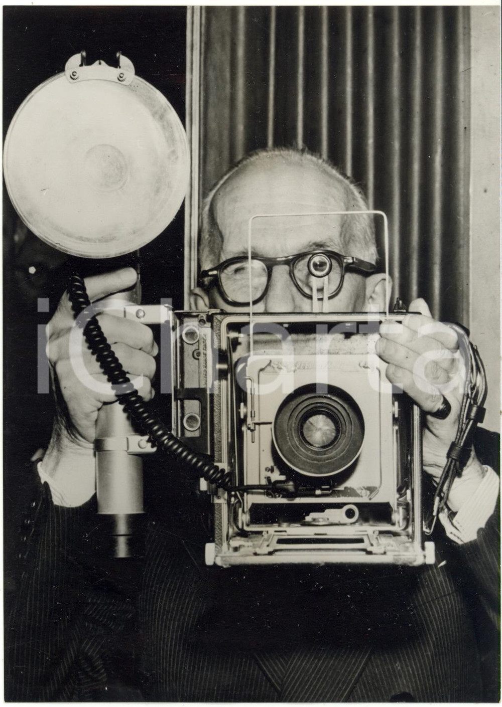 1955 ca TORONTO - Governatore del CANADA Vincent MASSEY con macchina fotografica