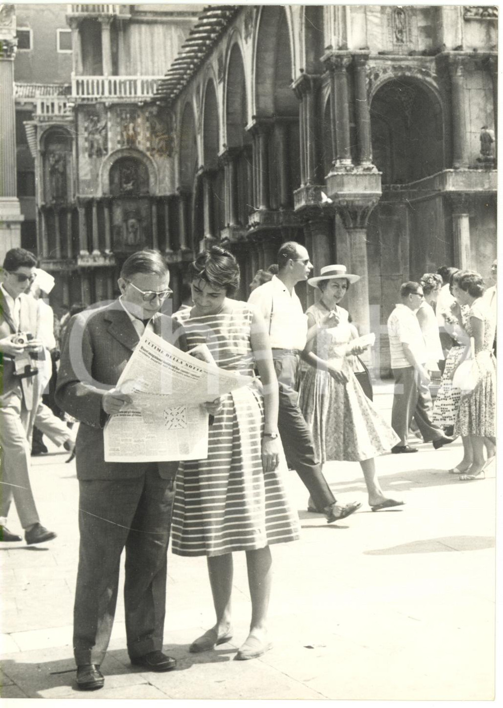 1955 ca VENEZIA - Jean-Paul SARTRE legge il giornale tra i passanti *Foto 13x18