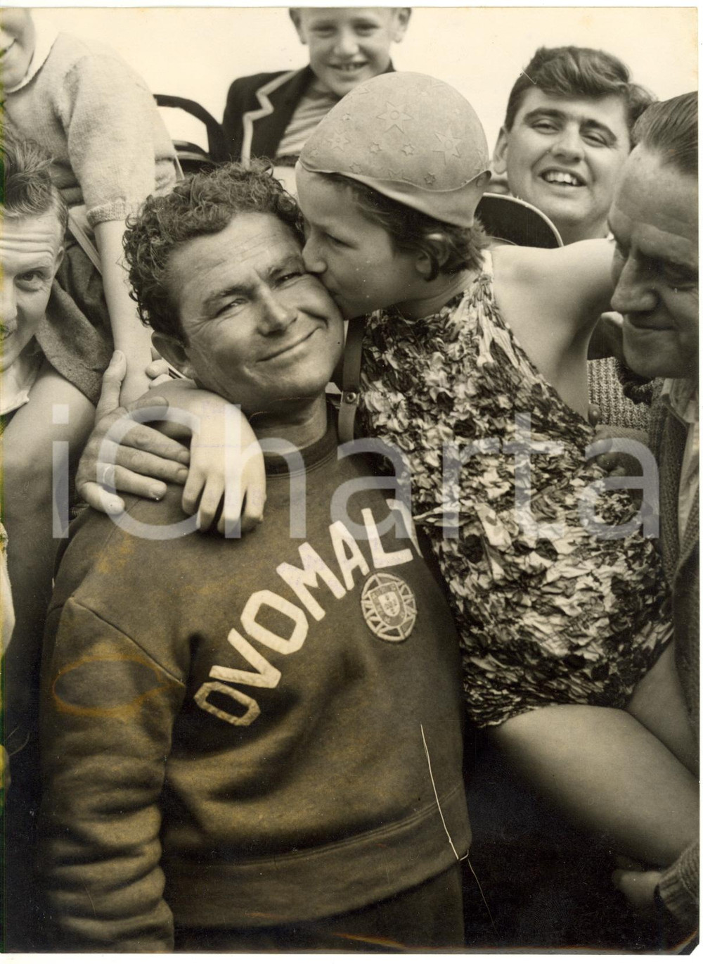 1954 DOVER Cross-Channel Swimming Race - Girl kisses the winner Baptista PEREIRA