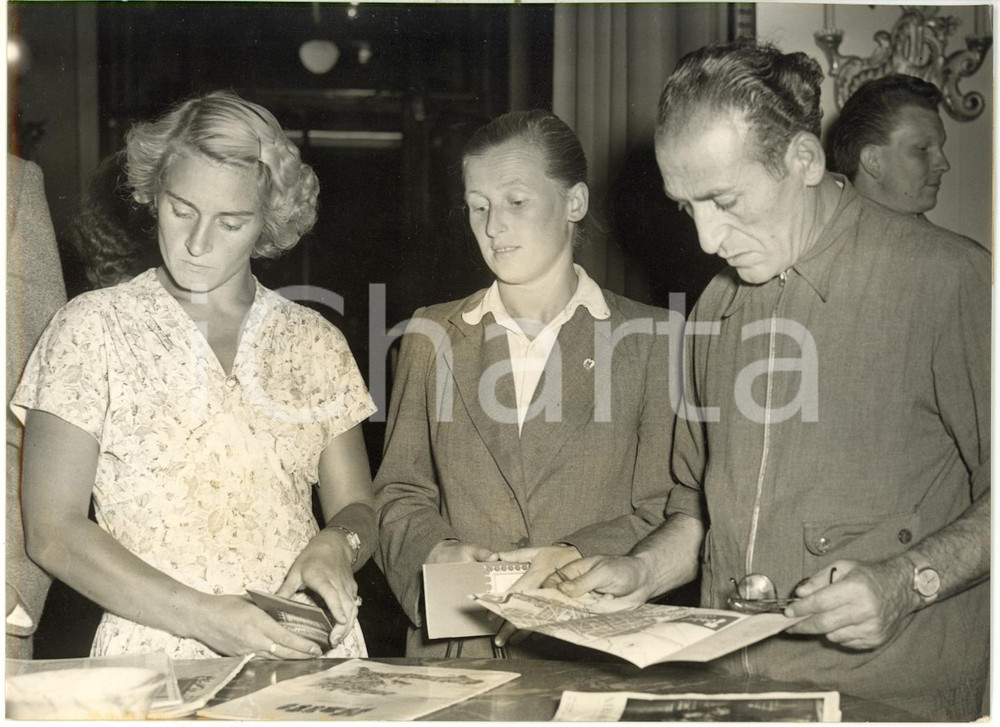 1954 TORINO Campionati Europei NUOTO - Atleti sovietici nella hall dell'albergo