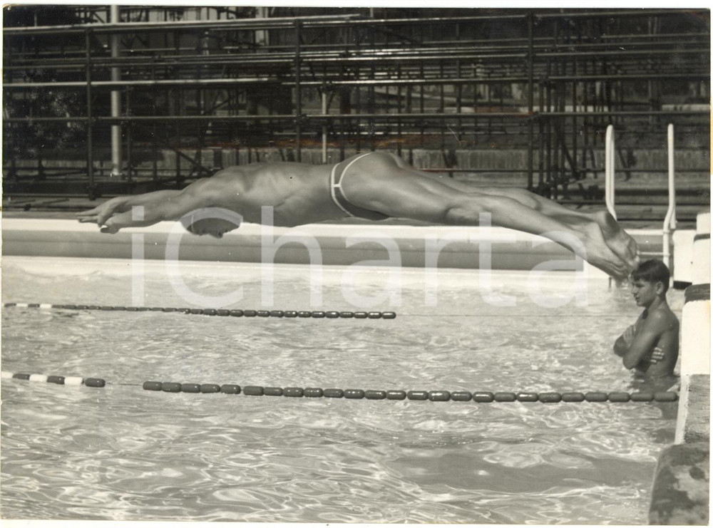 1954 TORINO Europei NUOTO - Dmitry LAVRINENKO si tuffa dai blocchi di partenza