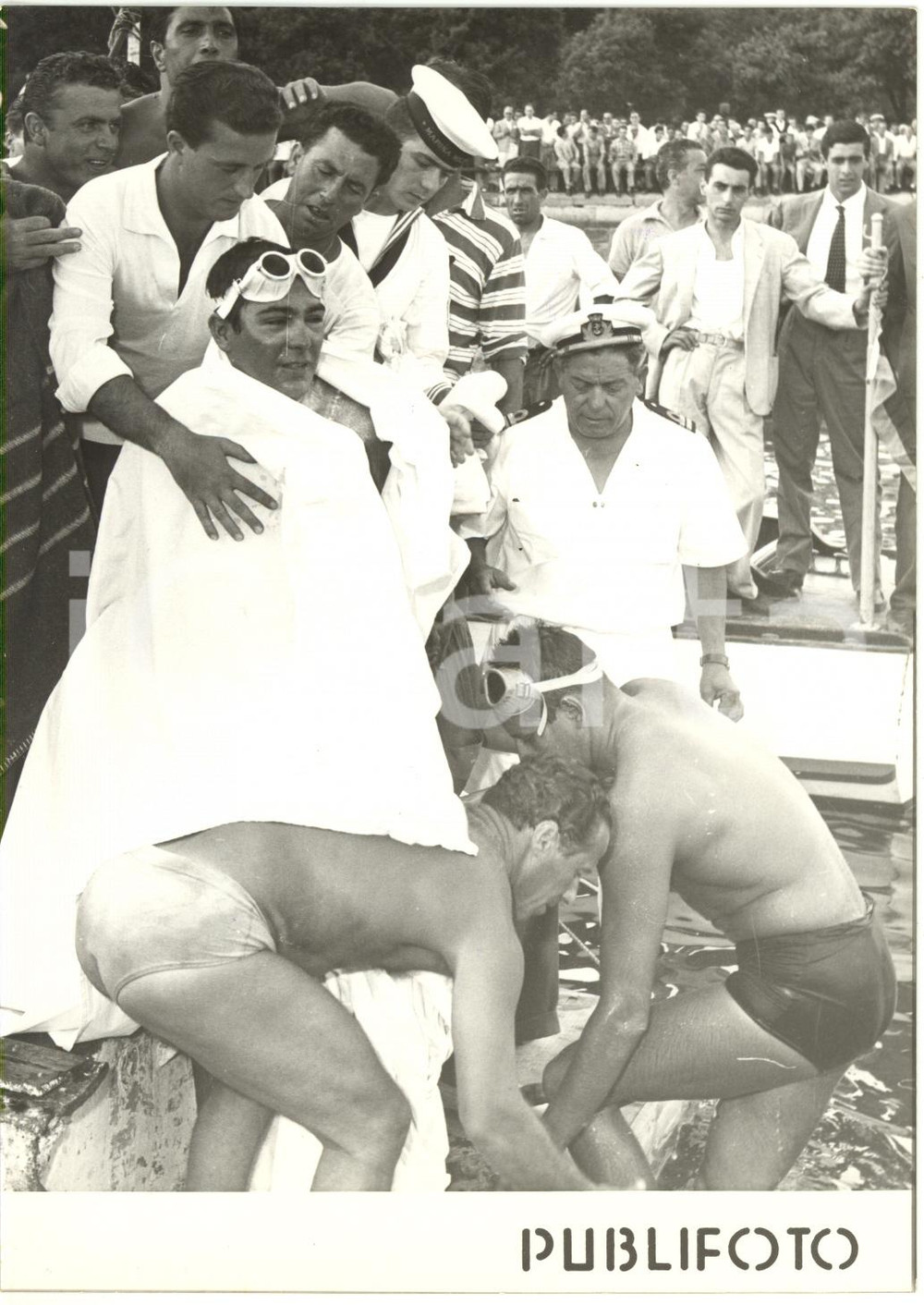 1957 TRAVERSATA CAPRI-NAPOLI - Tonathiu GUTIERREZ e Alfredo CAMARERO all'arrivo