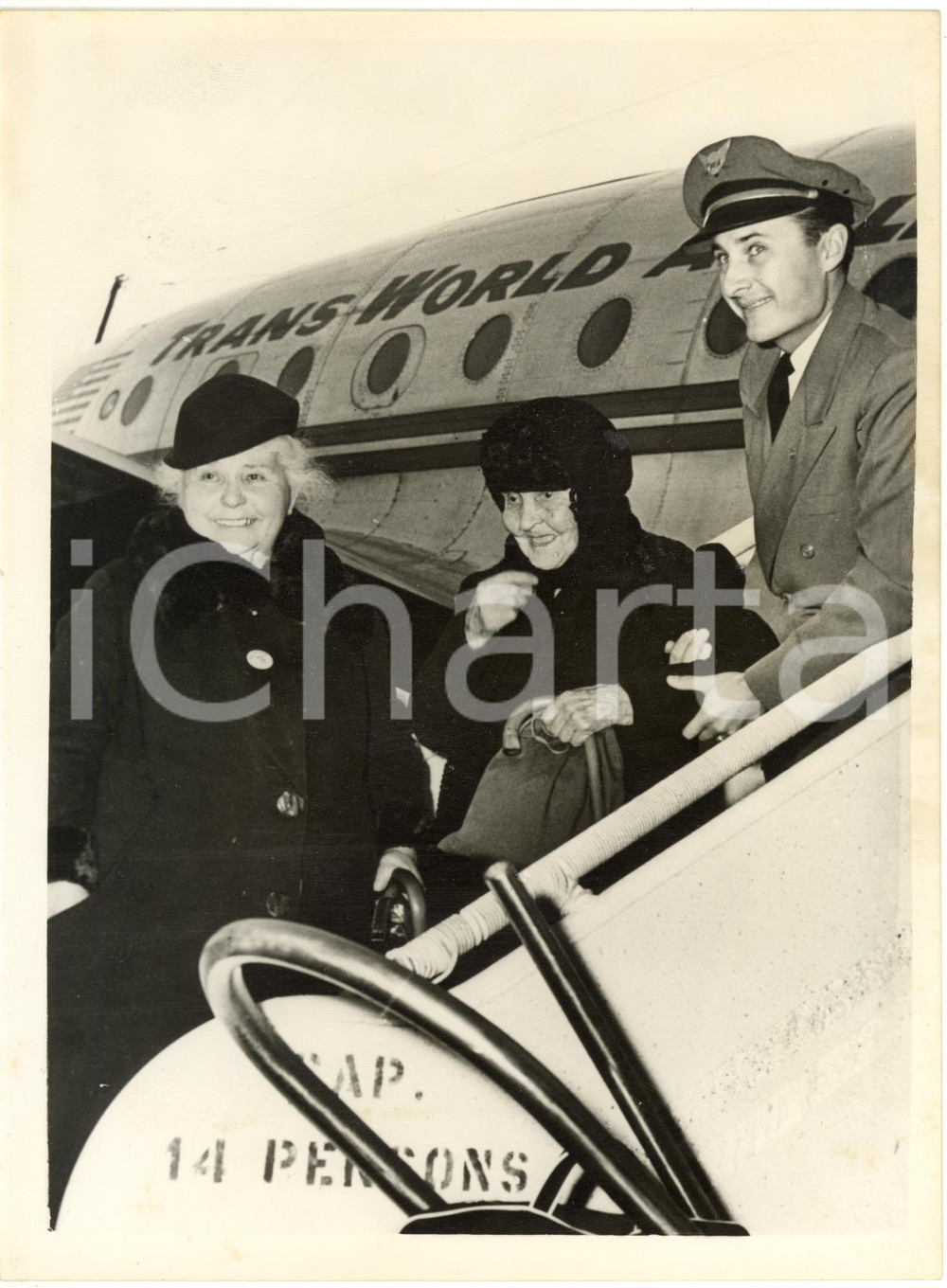 1953 NEW YORK AIRPORT Old russian woman arrives in USA after escaping from URSS