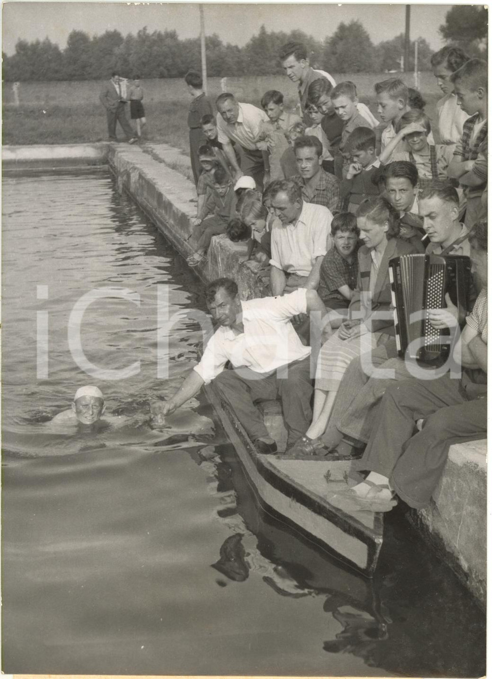 1955 BÉTHUNE (FRANCE) - Jean LEROY après avoir parcouru 54 km en nageant *Photo