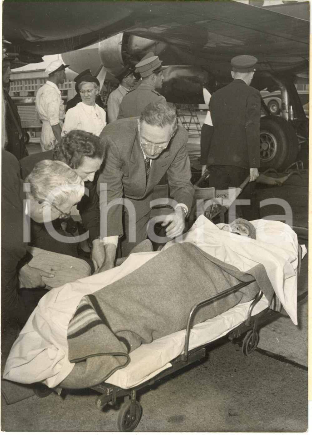 1954 AÉROPORT GENÈVE-COINTRIN - Femme âgée arrivée de Chine demande l'asile