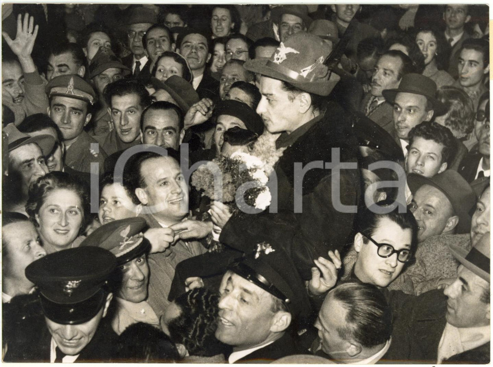 1954 BRESCIA Enzo BOLETTI ex-prigioniero in URSS portato in trionfo dalla folla