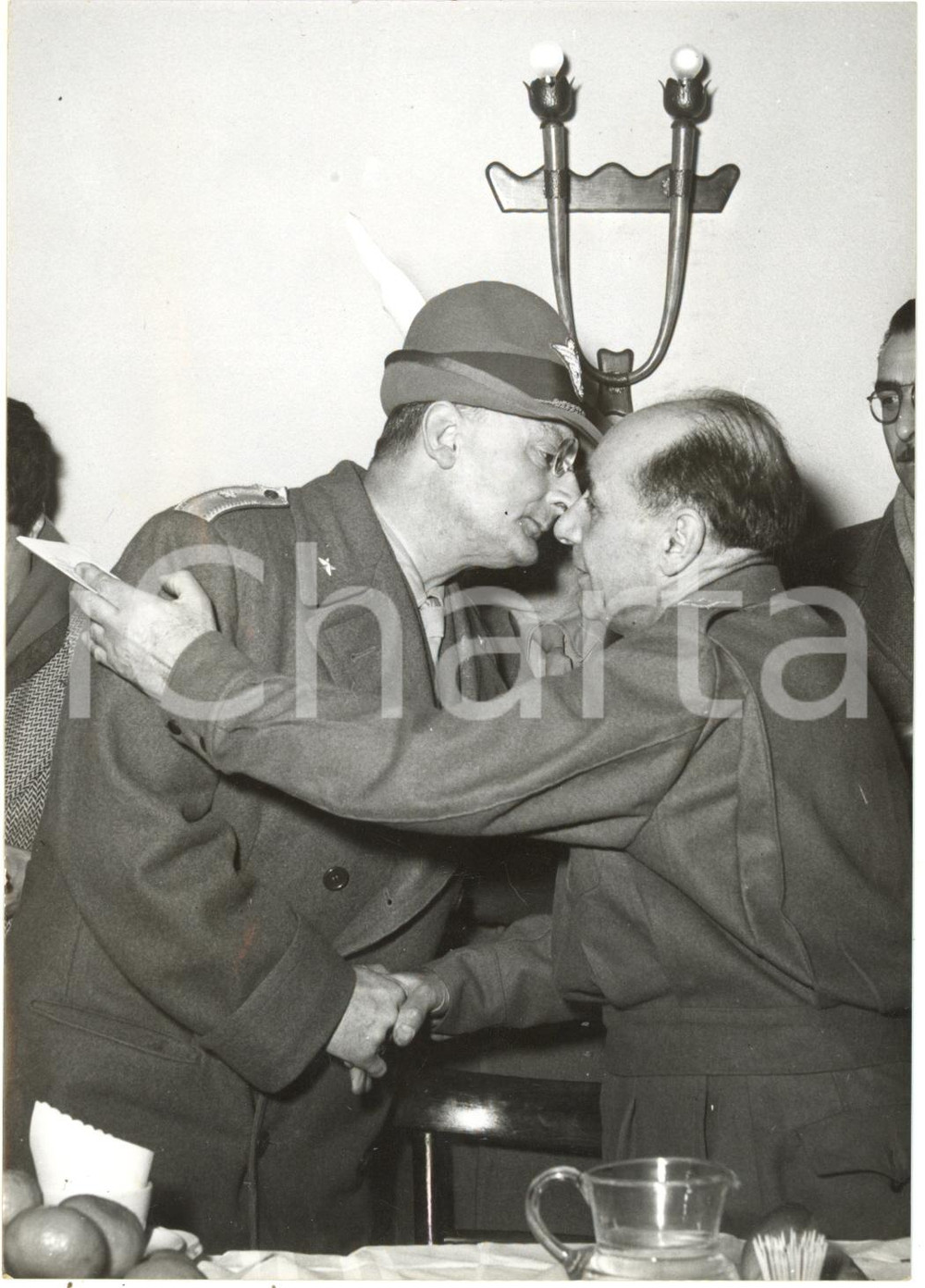 1954 TARVISIO Comandante brigata JULIA Gino BERNARDINI saluta Giuseppe ZIGIOTTI