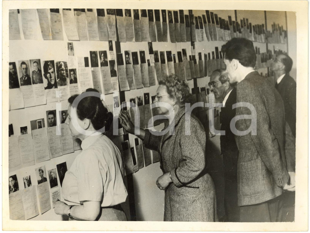 1955 HANNOVER - Meeting of former prisoners of war - Photos of missing soldiers
