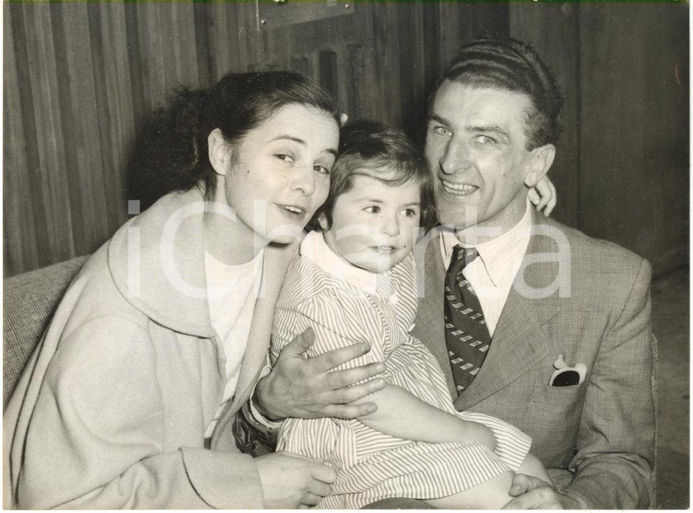 1956 LONDON Airport - Czech asylum seeker Vojtech VOGEL with his family *Photo