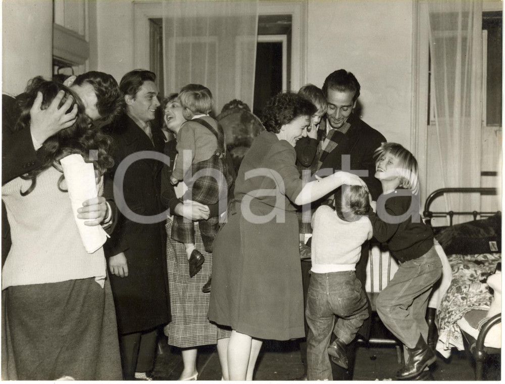 1958 CRAWLEY (UK) - Three Hungarian refugee families obtain political asylum