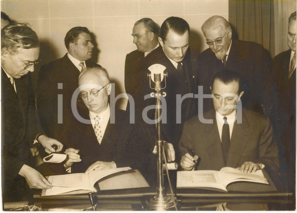 1957 PARIS Jean MASSON and Pavel KUMIKYN signe commercial agreement France-URSS