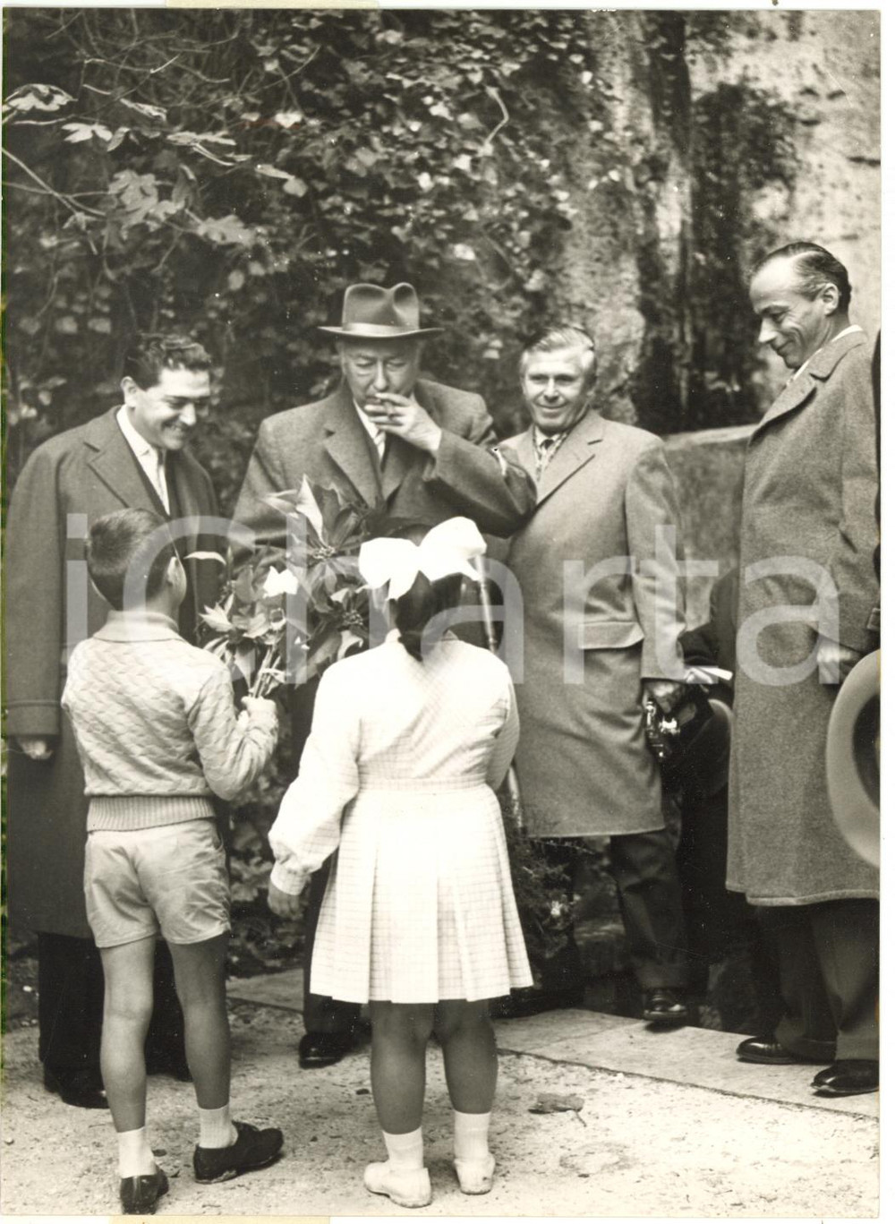 1957 SIRACUSA - Presidente DDR Theodor HEUSS riceve fiori da bambini siciliani