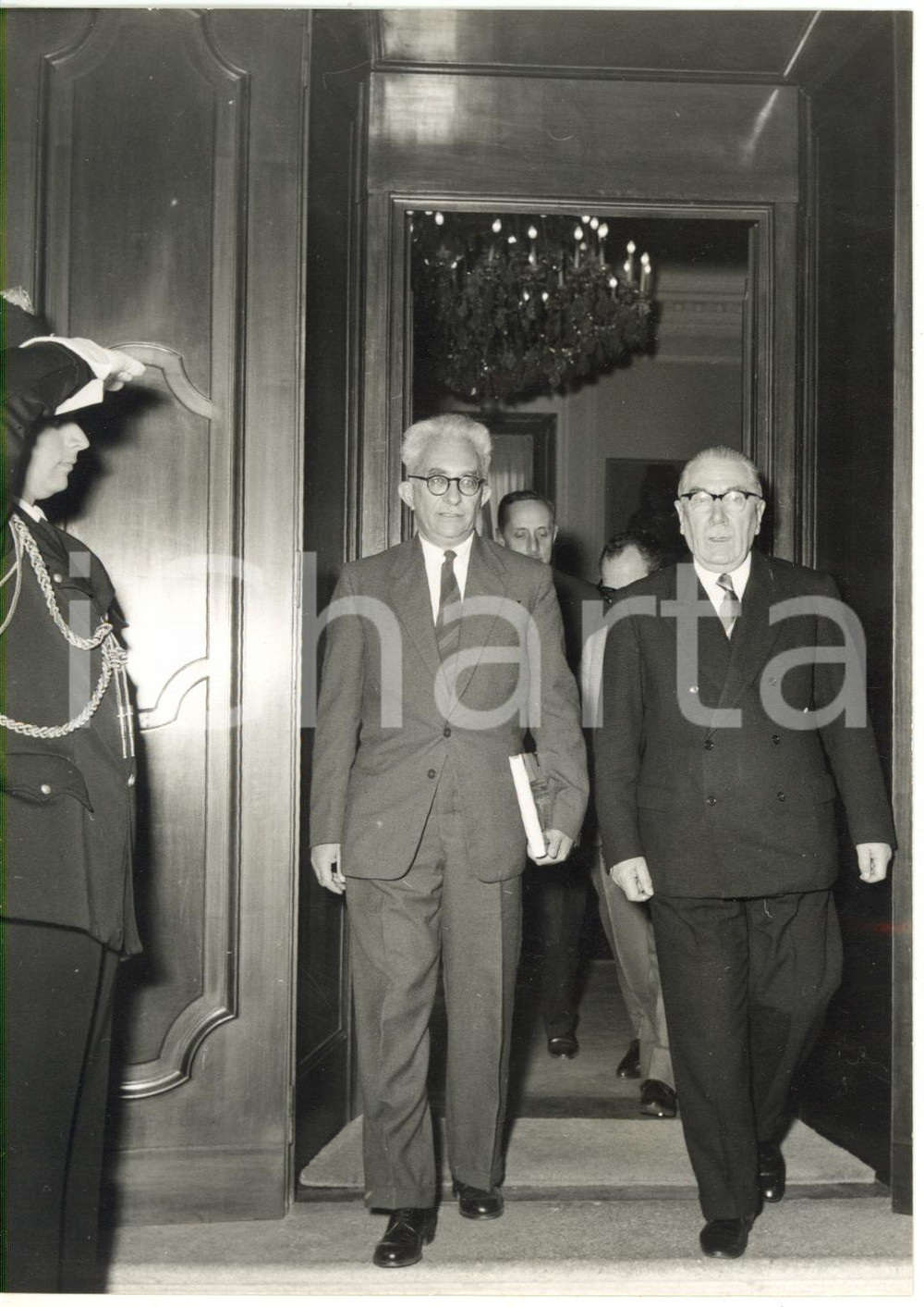 1957 MILANO Palazzo Marino - Virgilio FERRARI riceve Mordechai BENTOV *Foto