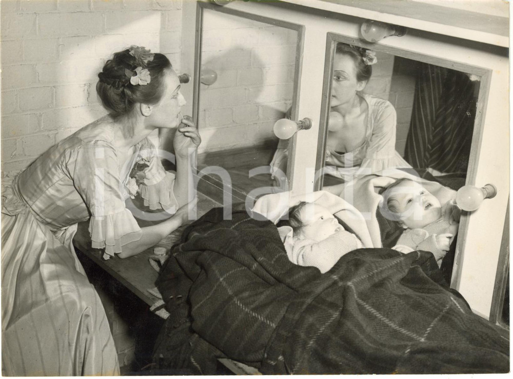 1953 LONDON Sadler's Wells Theatre - Mieki LAST and her baby in dressing room