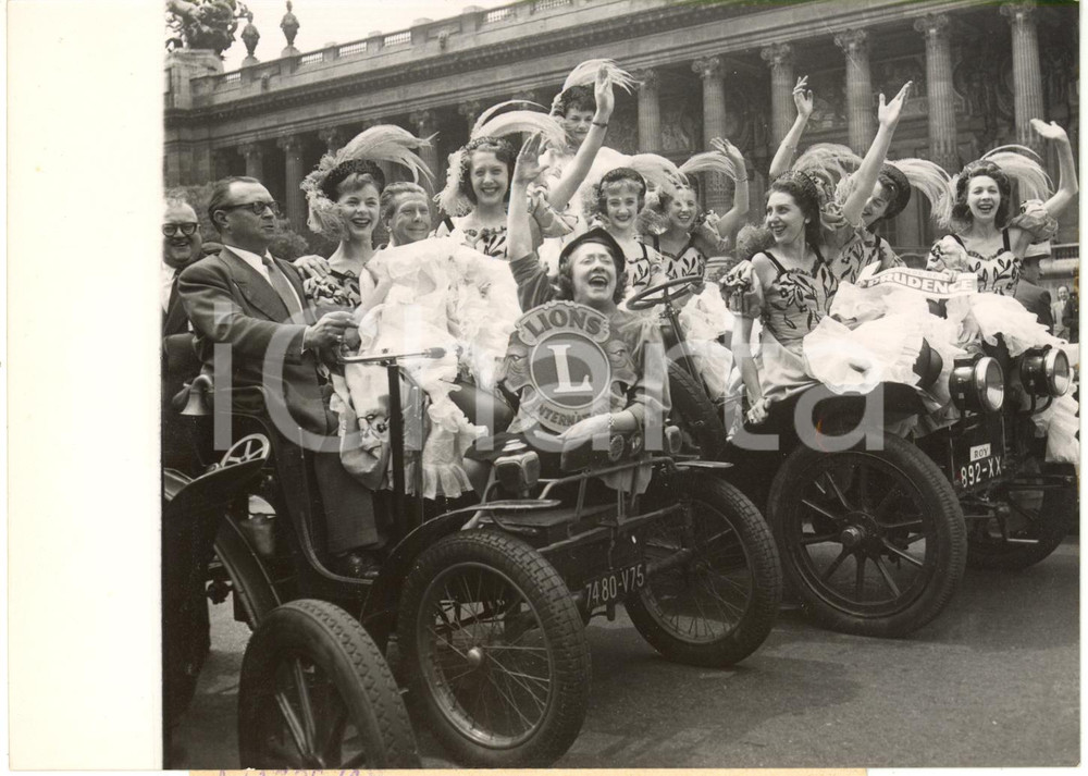 1954 PARIS Grand Palais - Danseuses du MOULIN ROUGE à la Croisade de la Prudence