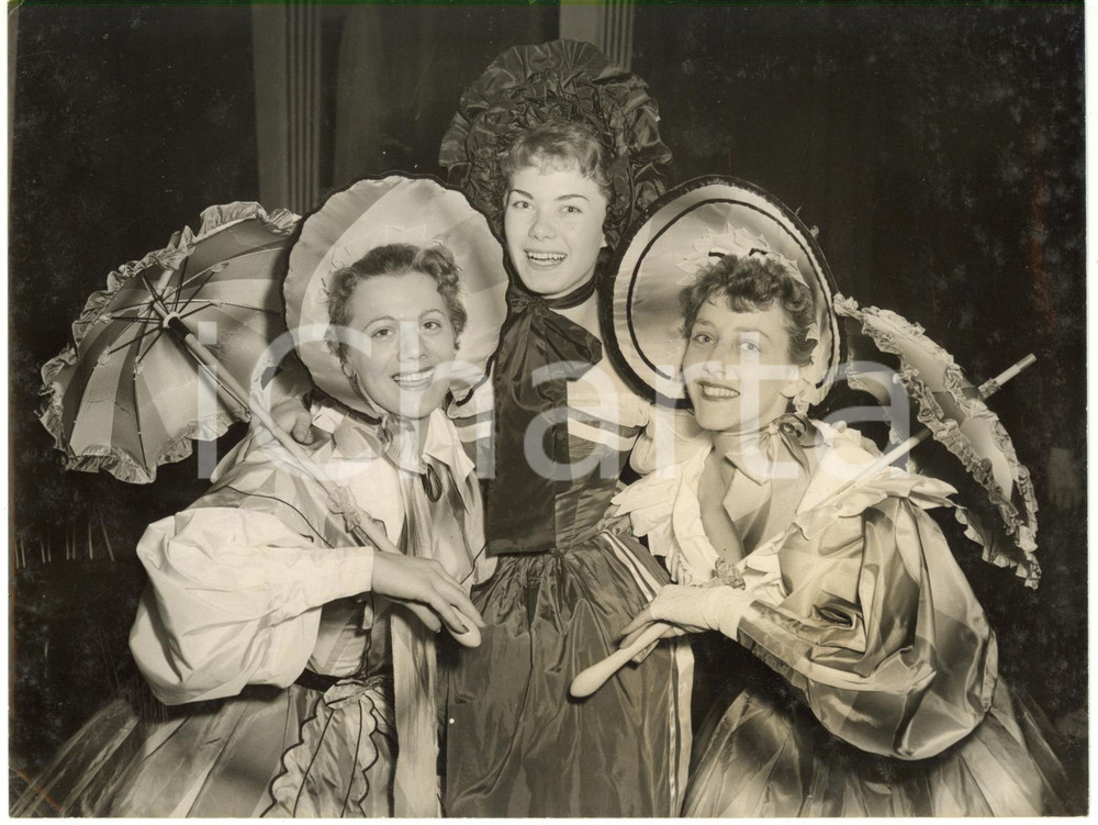 1954 LONDON Stoll Theatre - Ballet dancers Maria DAMAR Gerda HEUBAUER Eva VILBIO