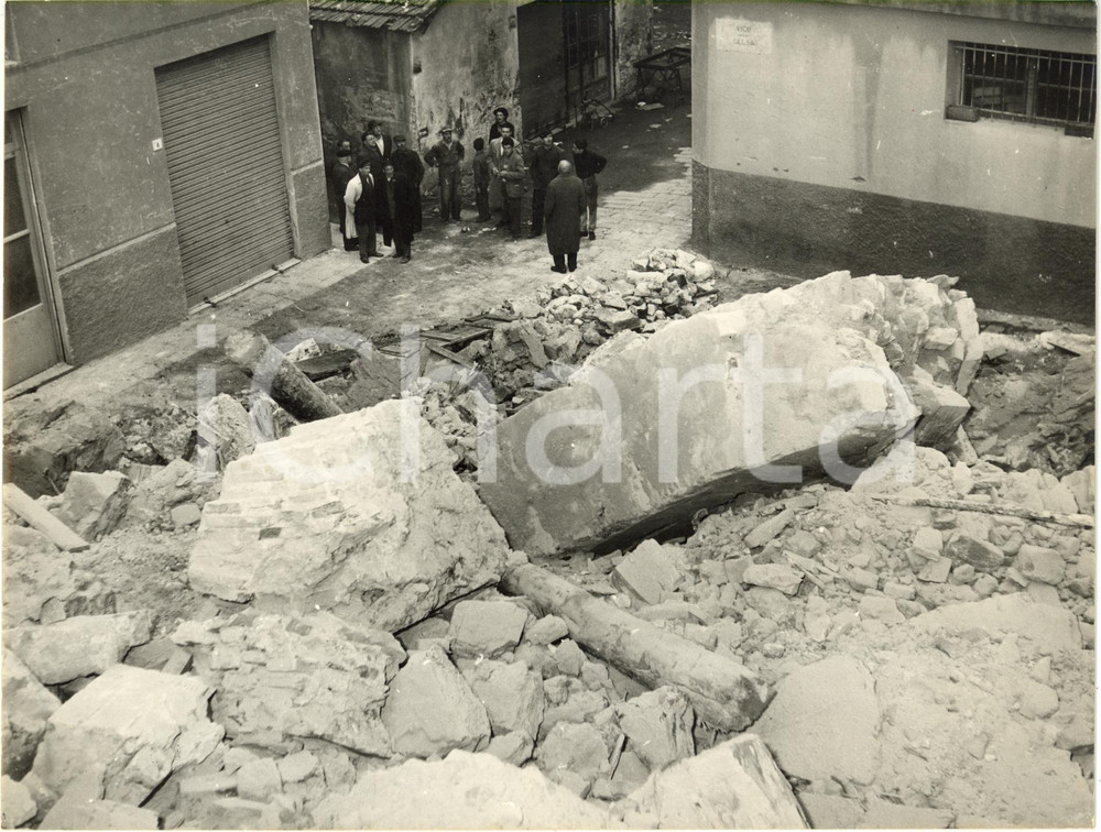1955 ca GENOVA Vico Chiuso Gelsa - Macerie del crollo di un'abitazione *Foto
