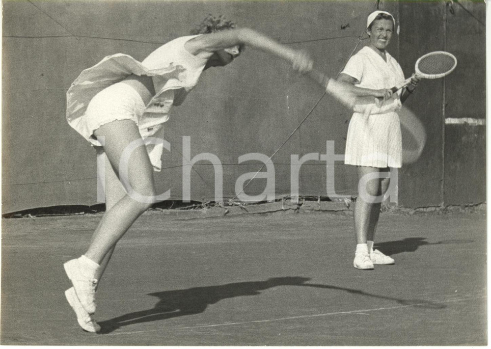 1955 ca BOLOGNA Campionati italiani TENNIS - Lea PERICOLI Annalisa BELLANI *Foto  Fotografia d'epoca con didascalia coeva al verso.    CONDIZIONI: G (ma bassa qualit&agrave; di stampa) FORMATO: 18x13 cm     originale e autentica 1