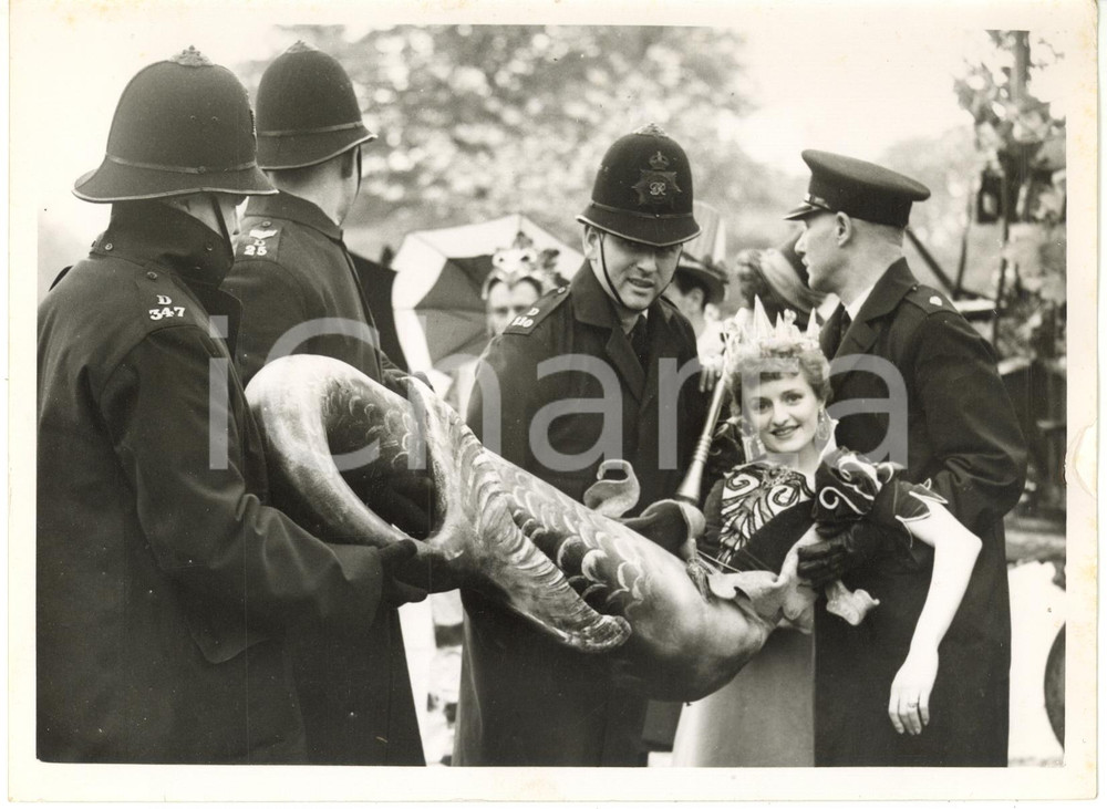 1953 LONDON Regent's Park - POLICE lift Penny ASSERSON dressed as a mermaid