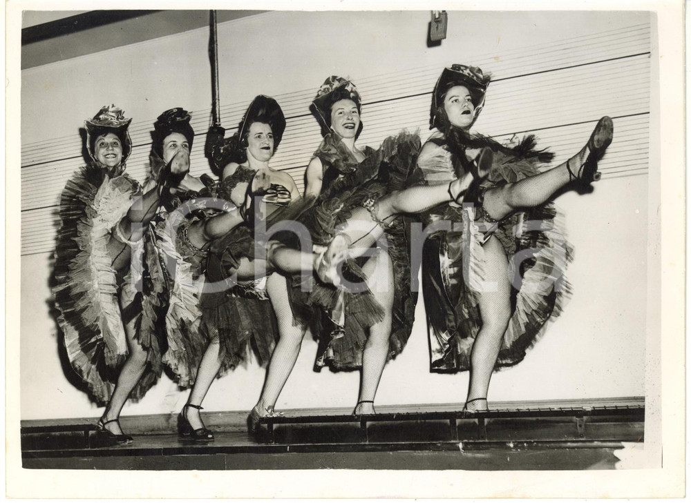 1953 NEW YORK Police Headquarters - Policewomen dance CAN-CAN for charity *Photo