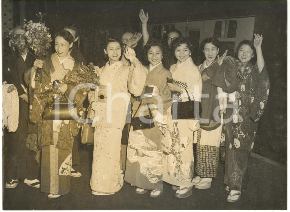 1954 LONDON Victoria Station - Dancers of JAPANESE BALLET in national costumes