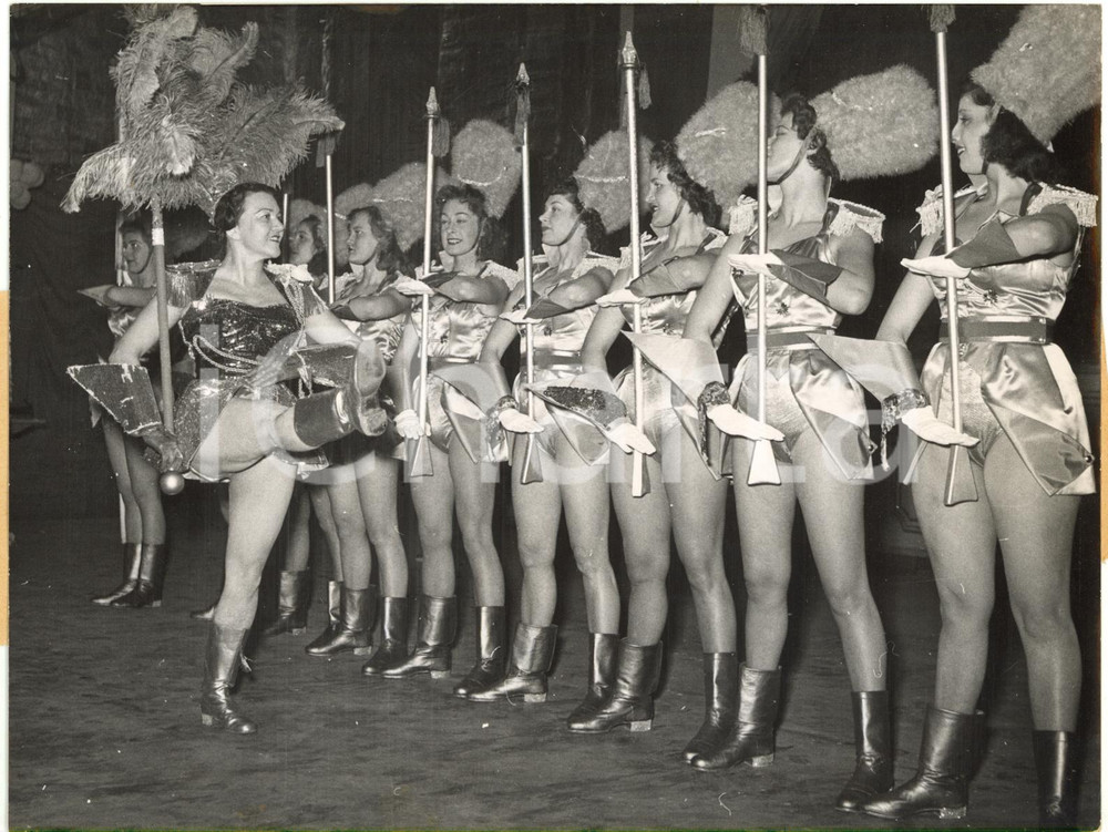 1954 MUNICH Prince Carnival - Poppy EGGLINGER examines parade-steps of dancers