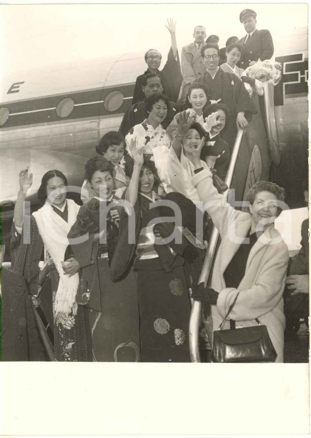 1954 PARIS ORLY - Dancers of JAPANESE BALLET in traditional kimonos *Photo