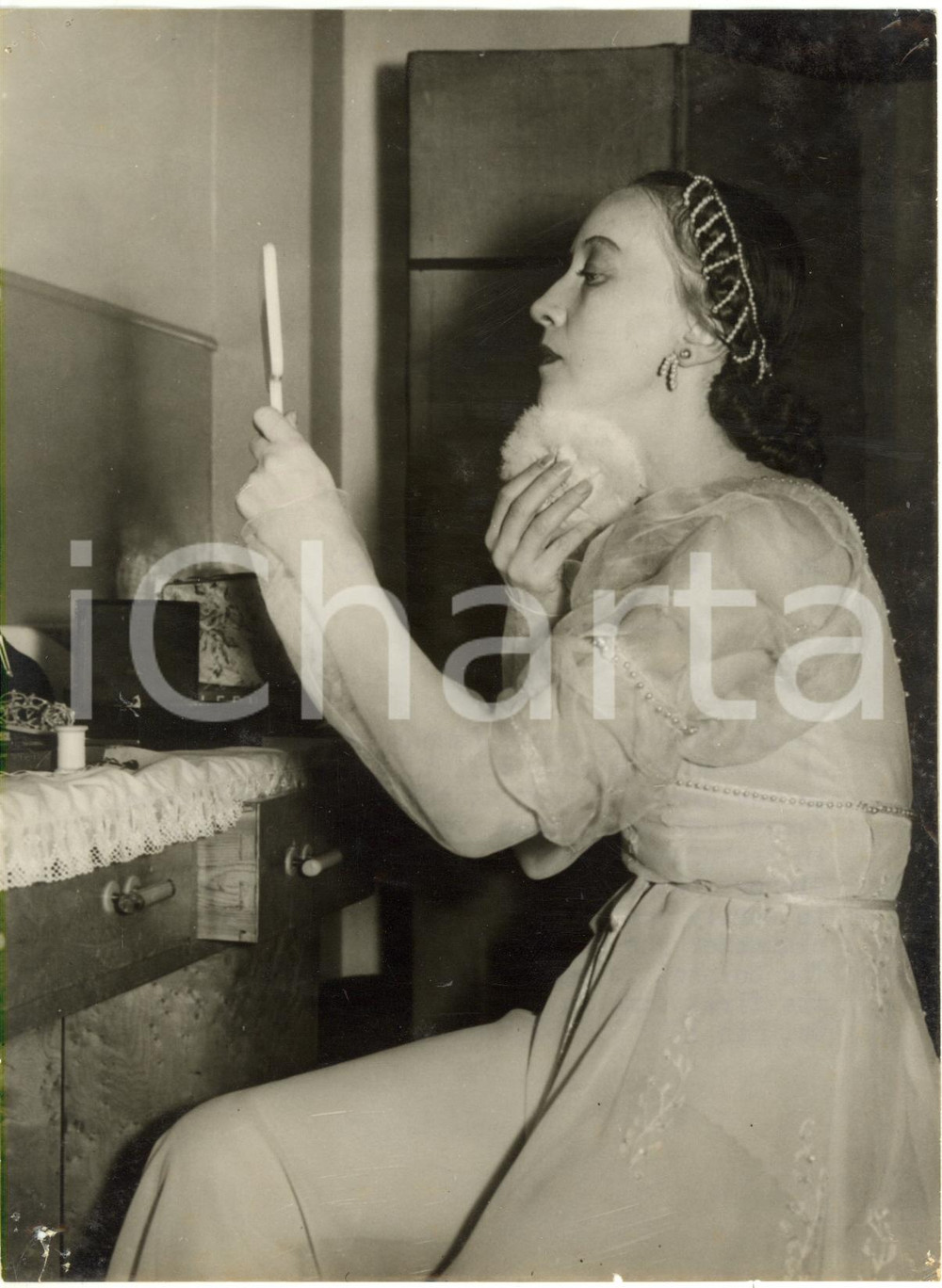 1956 LONDON Royal Opera House - Galina ULANOVA makes up in her dressing room