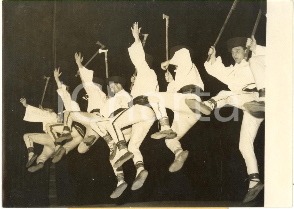 1957 PARIS "La danse de la hache" - Ballet folklorique tchécoslovaque *Photo 