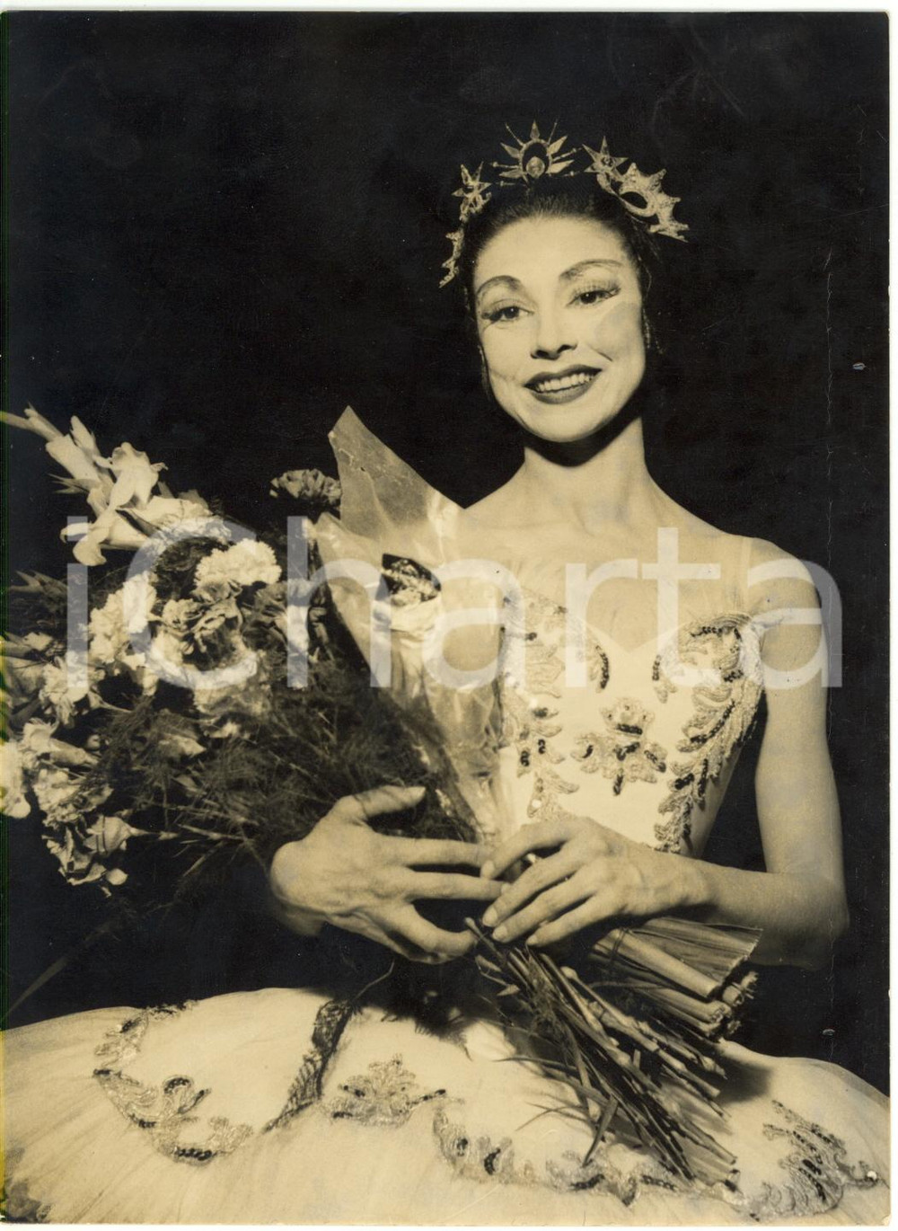 1959 MILANO Teatro alla Scala - Margot FONTEYN riceve fiori dopo lo spettacolo