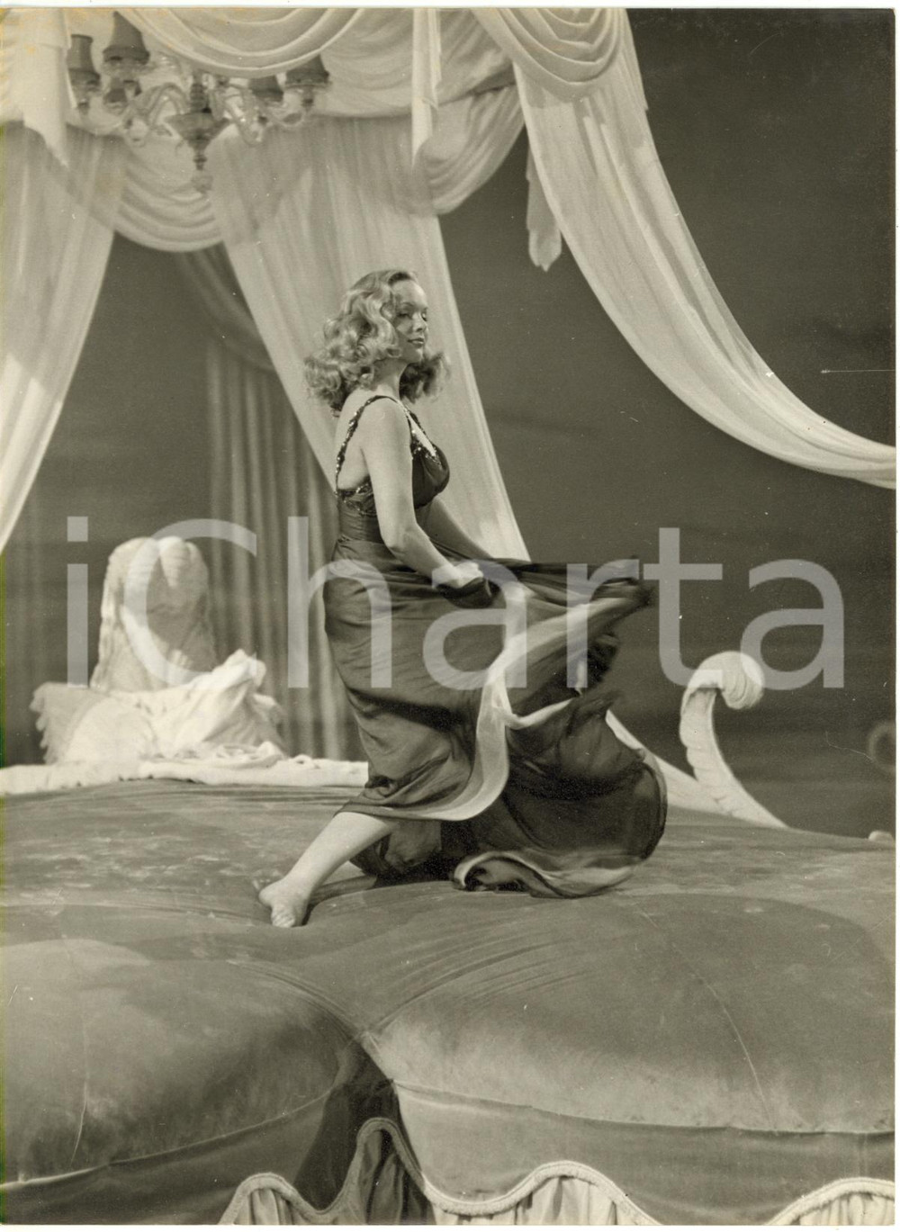 1953 CINEMA "The Love Lottery" - Peggy CUMMINS dancing on a heart-shaped bed