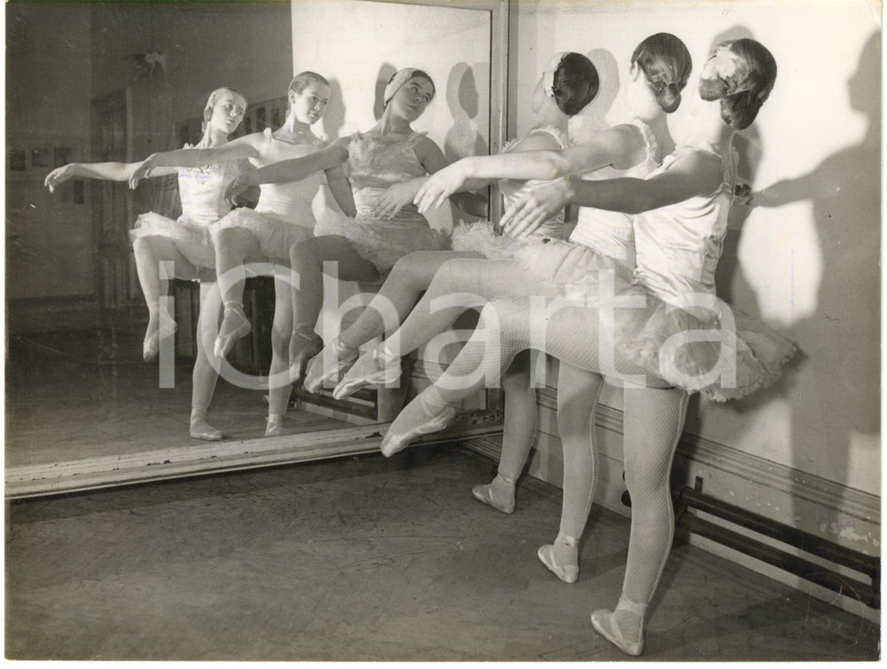 1954 ROYAL TUNBRIDGE WELLS (UK) - Ballet class at the Legat School of Ballet