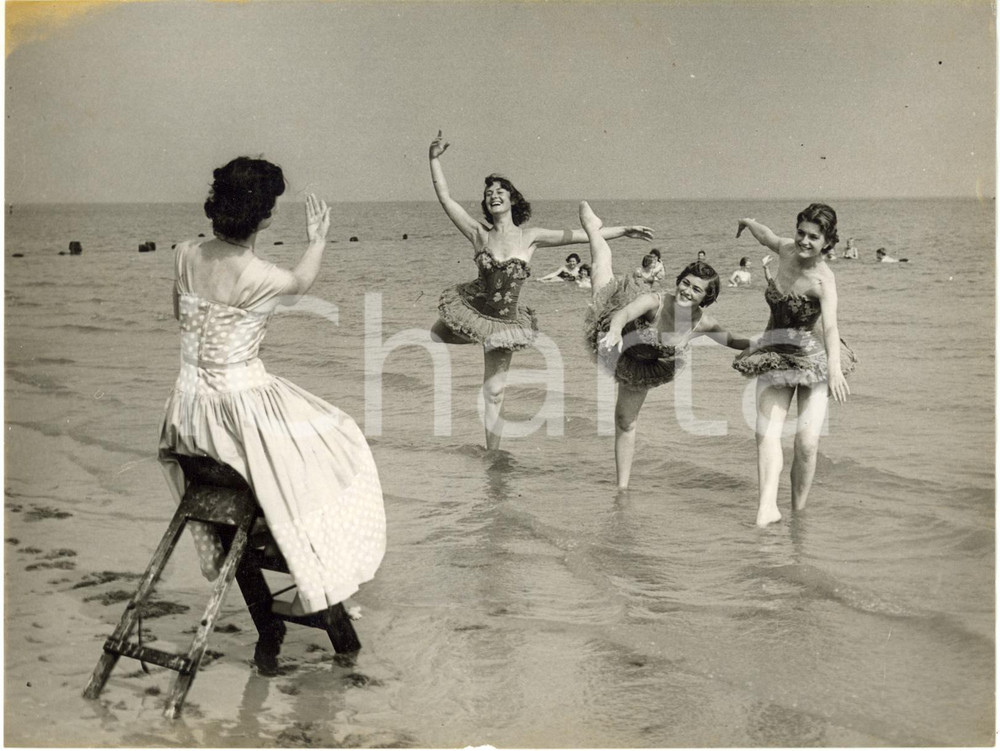 1955 BOGNOR REGIS (UK) - Girls doing ballet lesson on the shore *Photo 20x15