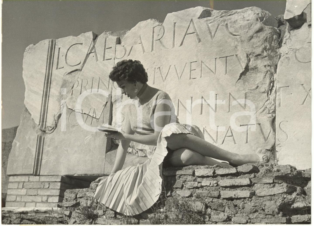 1955 ROMA Ballerina Anna BENZ legge un libro tra le rovine del Foro *Foto 18x13