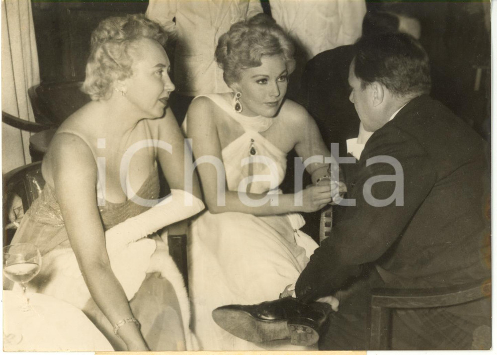 1956 CANNES Hotel Carlton - Prince Ali KHAN parle à Kim NOVAK et Milly CONDÉSINE