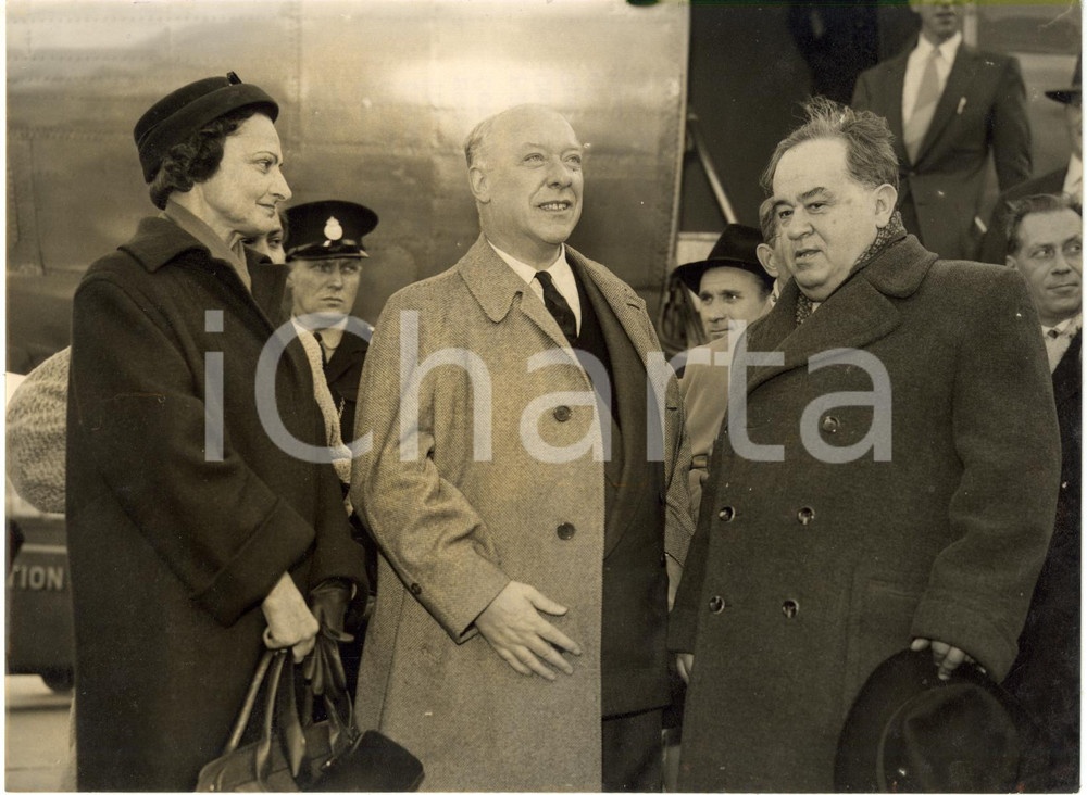 1956 LONDON Airport - Arrival of David WEBSTER and Yuri FAYER from Moscow *Photo