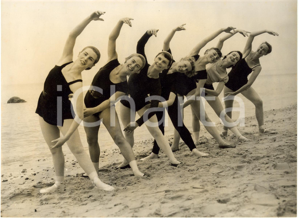 1956 BOURNEMOUTH (UK) - Ballet dancers training on the sea shore *Photo 20x15 cm