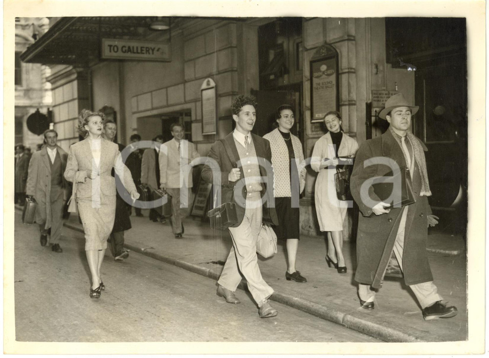 1956 LONDON Royal Opera House - Arrival of members of the BOLSHOI BALLET COMPANY