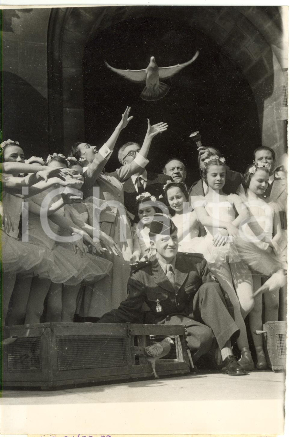 1957 PARIS OPÉRA Ludmilla TCHÉRINA donne le départ de la croisade de l'amabilité