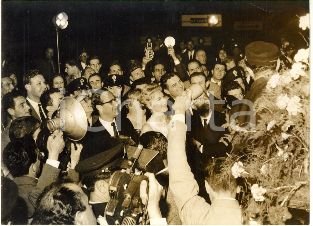 1959 MILANO Stazione Centrale - Kim NOVAK accolta da una folla di giornalisti