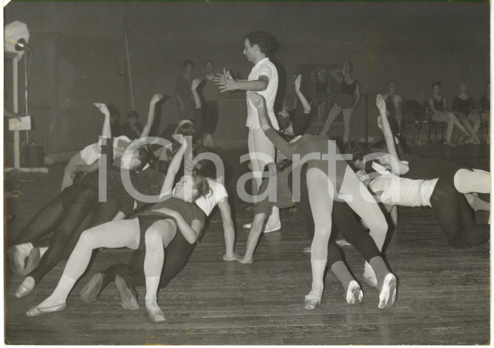 1962 PARIS Théâtre national populaire - Roland PETIT dirige les répétitions