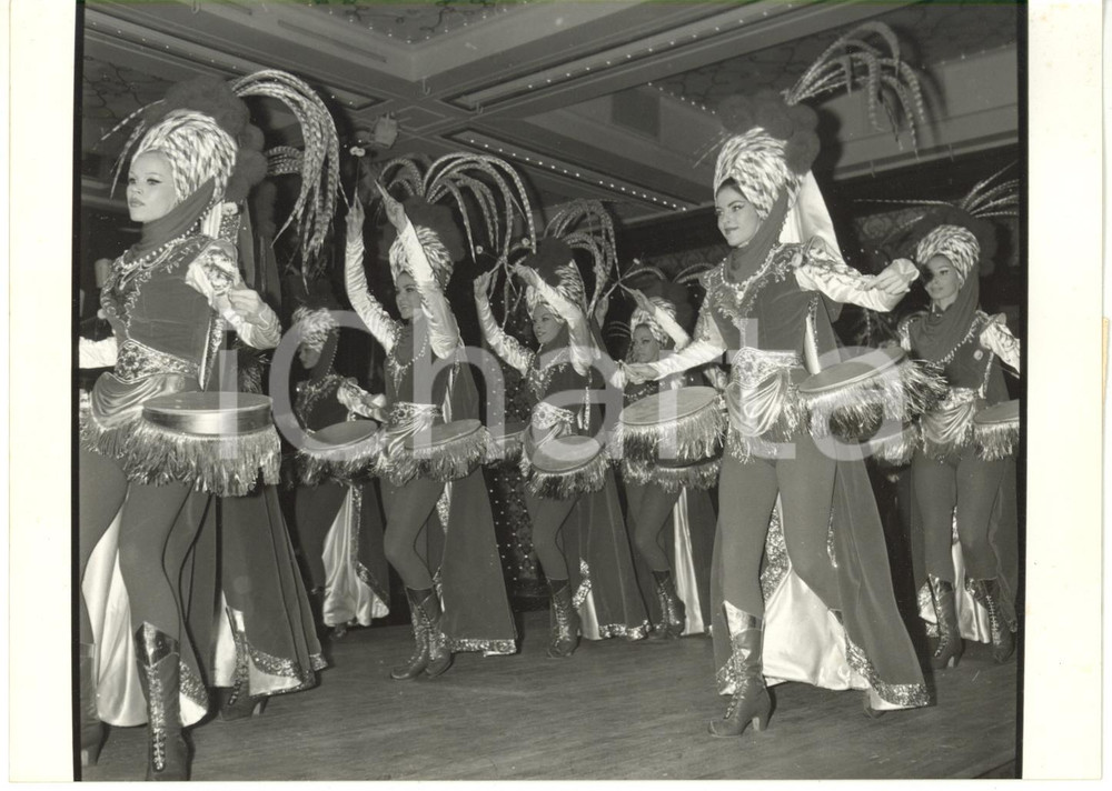1962 LIDO DE PARIS - BLUEBELL GIRLS pendant les répétitions de "Suivez-Moi" 