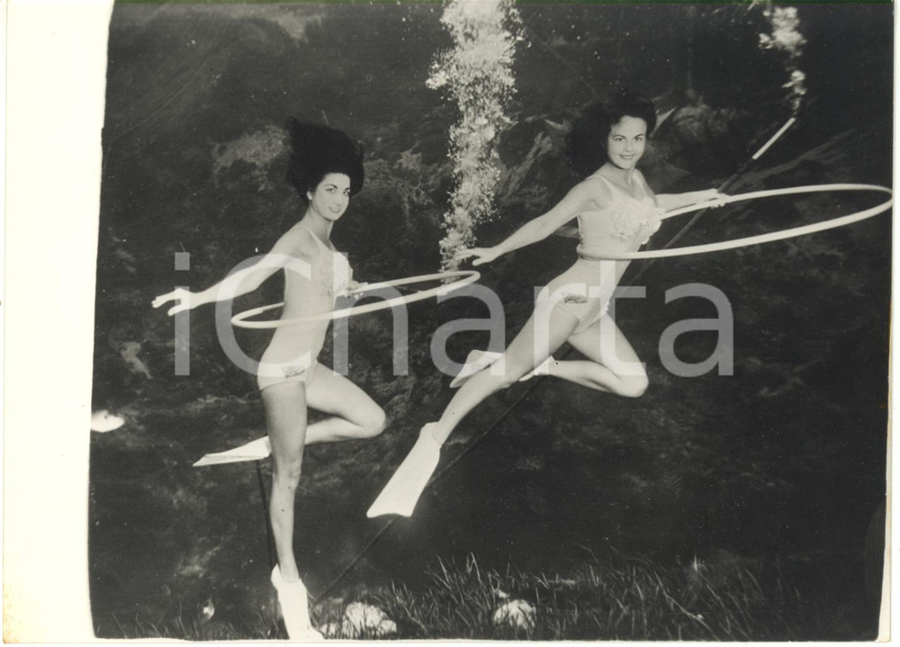 1963 FLORIDA Weeki Wachee Springs - Mermaids dance with hula hoop *Photo 18x13