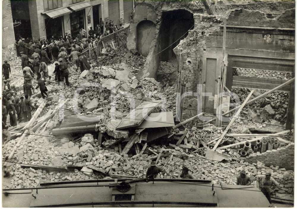 1955 ca AREA BOLOGNESE - Folla guarda le macerie del crollo di un edificio *Foto