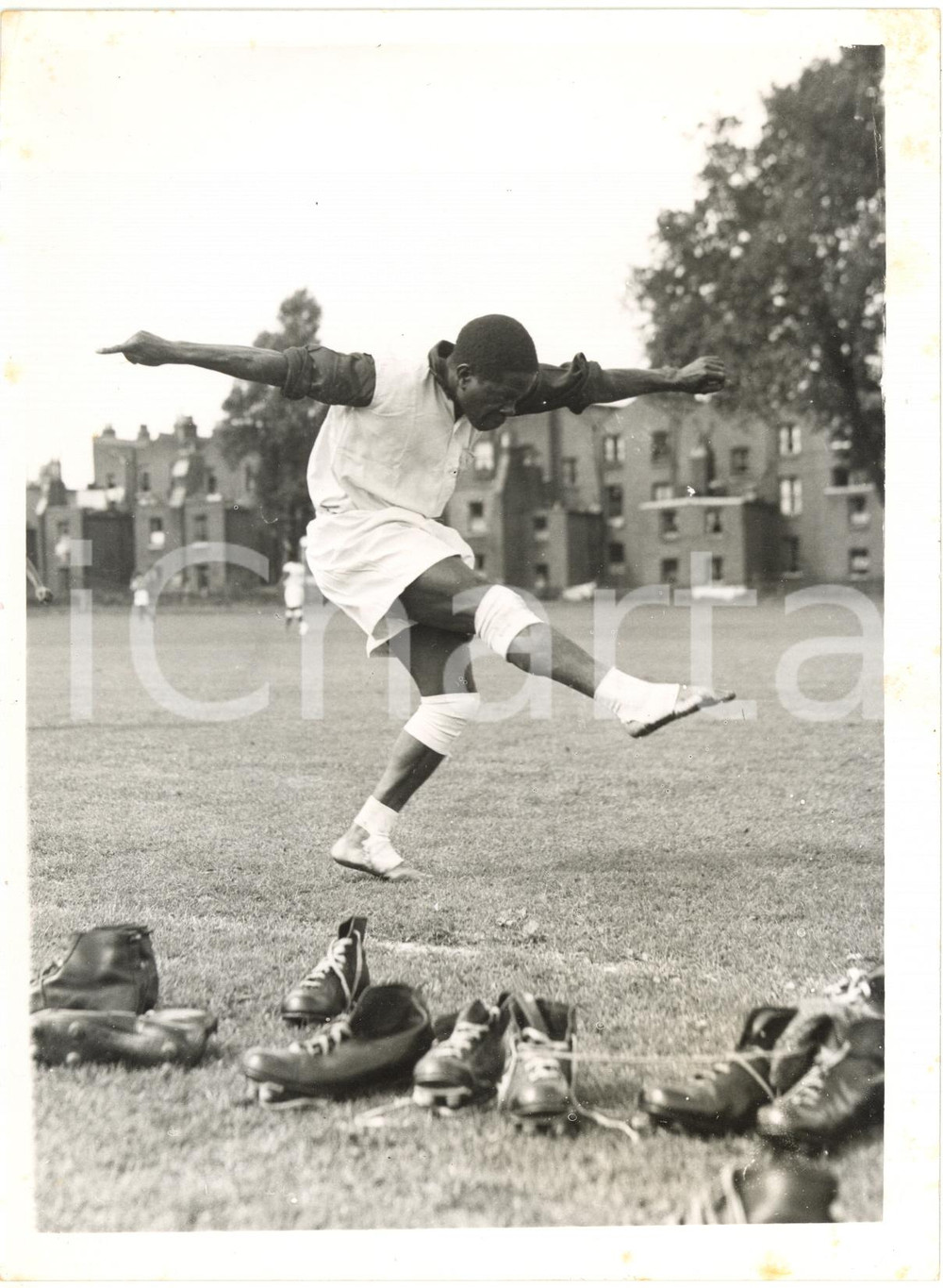 1956 LONDON Ugandan football player Alifunsi TEMALIGWE training barefoot *Photo