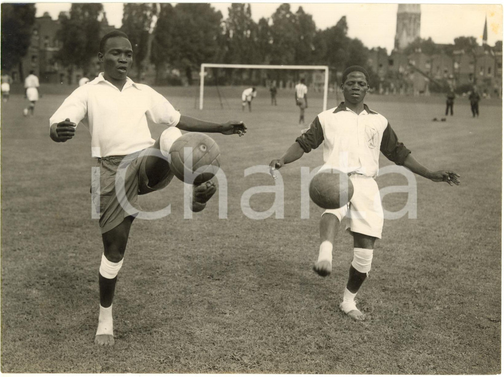 1956 LONDON - Ugandan footballers Alifunsi TEMALIGWE Aloysius KALIBBALA training