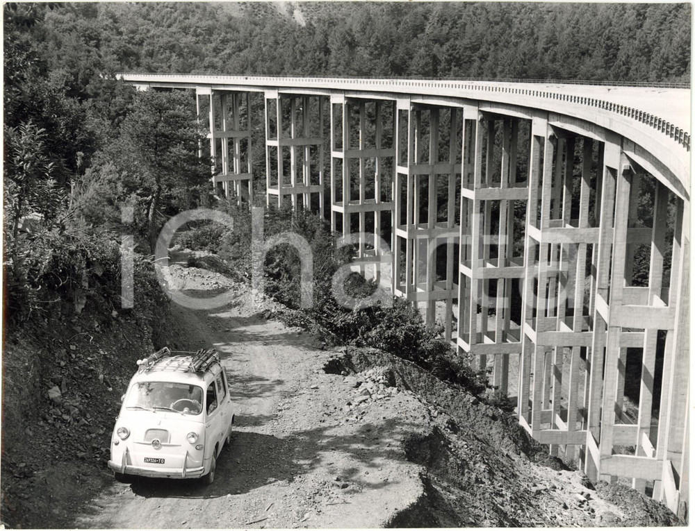 1956 A6 Tratto Savona-Ceva - FIAT 600 MULTIPLA costeggia viadotto GAGGIE *Foto