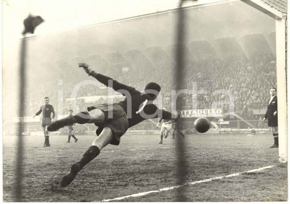 1958 FIRENZE Stadio Comunale - FIORENTINA vs GENOA - Azione di Giorgio GHEZZI