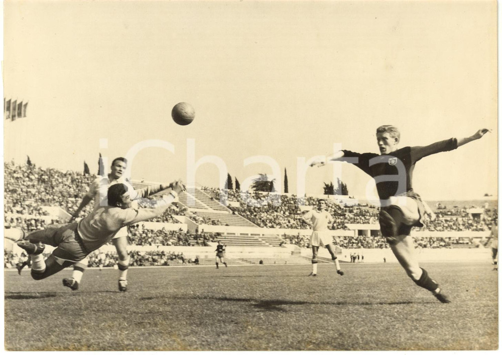 1959 ROMA Stadio Olimpico ROMA vs GENOA - Cesare MACCACARO tenta gol acrobatico